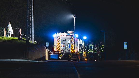 Die Feuerwehr löscht den Brand eines Funkmastes