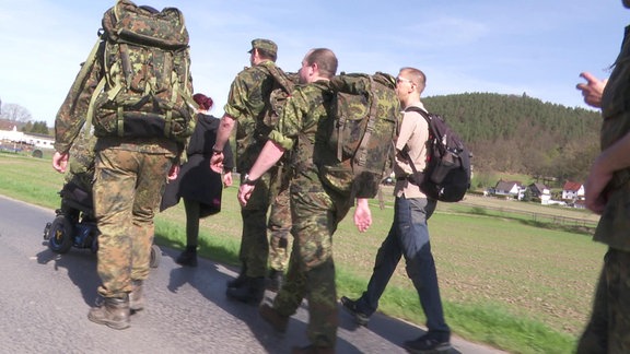 Teilnehmer des 14K3-Gedenkmarsches im Saale-Orla-Kreis