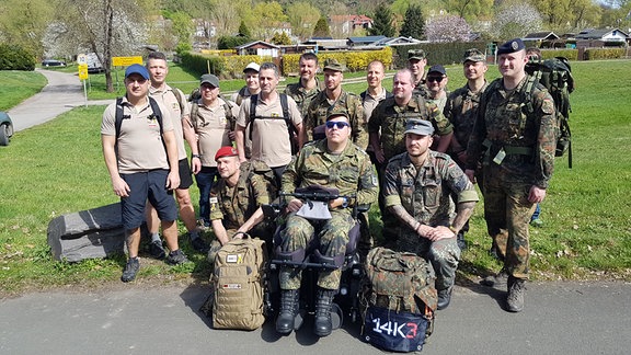 Männer in Uniform und mit Rucksäcken