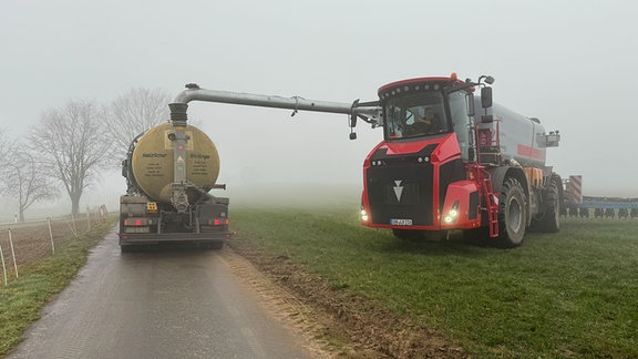 Ein Gülletruck wird betankt.