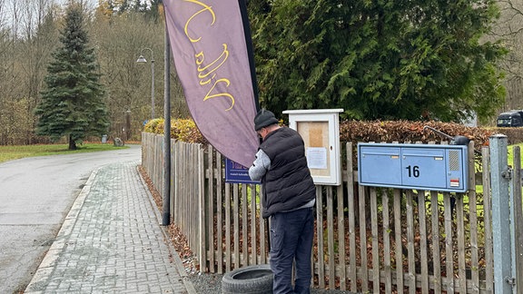 Mann arbeitet an einem Grundstück