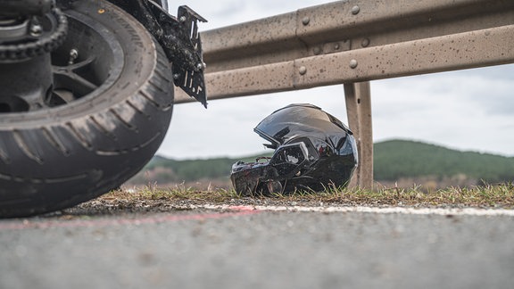 Ein zerstörtes Motorrad am Straßenrand