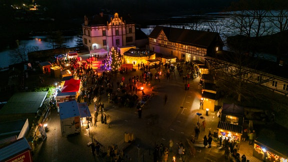 Weihnachtsmarkt in Saalburg-Ebersdorf im Dunkeln.