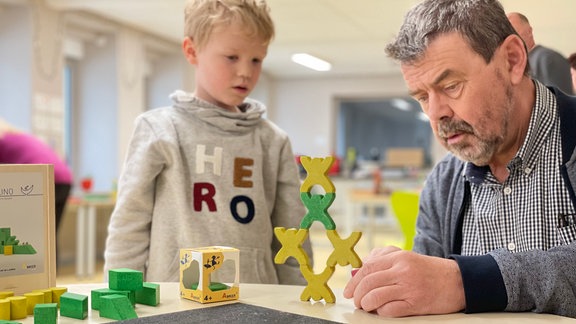 Der kleine Tim und Opa Gunther beim Großeltern-Enkel-Spieltag in Rudolstadt.