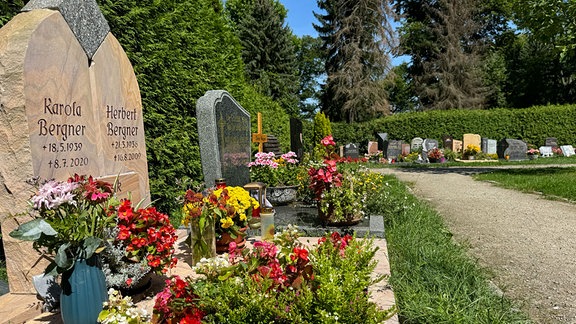 Ein Steinbrunnen auf einem Friedhof.