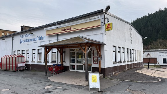 Dorfsupermarkt mit leerem Parkplatz 