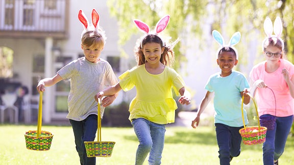 Kinder mit Haenohen und Körben