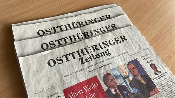 Zeitungsausgaben der OTZ auf einem Tisch.