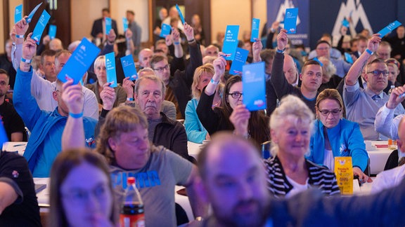 Mitglieder stimmen beim Landesparteitag der Alternative für Deutschland im „Hotel Pfiffelburg“ über die Mairesolution ab. 