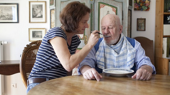 77-Jähriger mit Latz am Esstisch