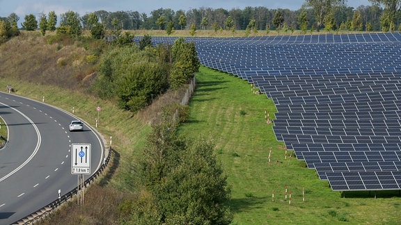 Solarfreiflächenanlage an einer Straße