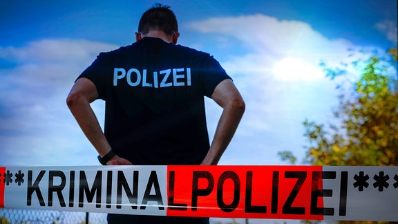 Fotomontage zeigt Polizisten hinter Absperrband