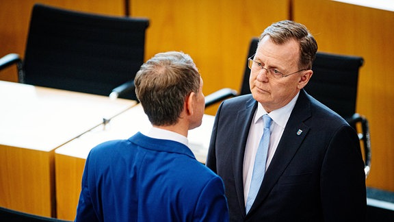 Der frischgewählte Thüringer Ministerpräsident Bodo Ramelow 64, Die Linke bei der Gratulation, hier mit Björn Höcke 47, Fraktionsvorsitzender der AfD im Thüringer Landtag. Ramelow verweigert Höcke die Hand.