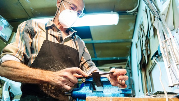 ein Handwerker bei der Arbeit