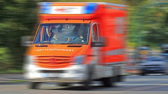 Der Rettungsdienst vom Deutschen Roten Kreuz bei einer Einsatzfahrt.