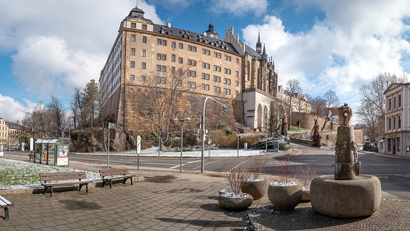 Das Schloss Altenburg auf einer Anhöhe im Stadtzentrum im Winter