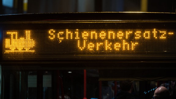 Das Schriftbanner an einem Bus weißt auf den Schienenersatzverkehr hin