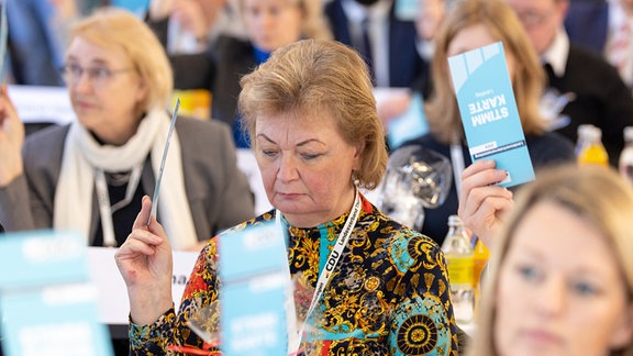 Martina Schweinsburg mit einem Zettel in der Hand.