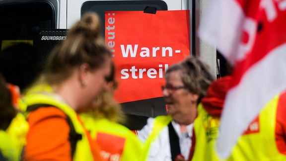 Mitarbeitende des Einzelhandels streiken.