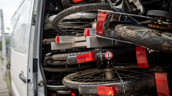 Fahrräder liegen 2019 in einem weißen Transporter.