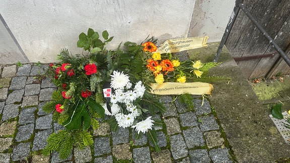  Ein frischer Blumenkranz der Stadt Hildburghausen ist auf dem Boden platziert 