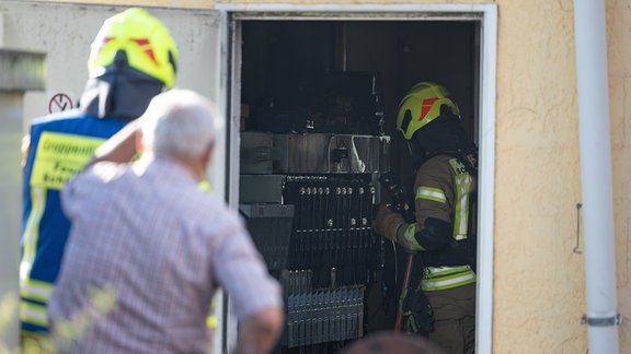 Die Feuerwehr löscht einen Brand in einem Gebäude.