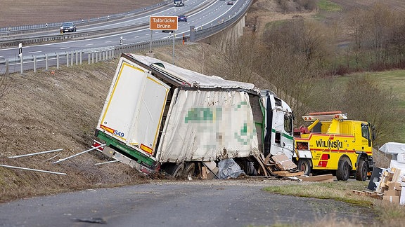 Bergung eines verunglückten Lkw neben der A73.