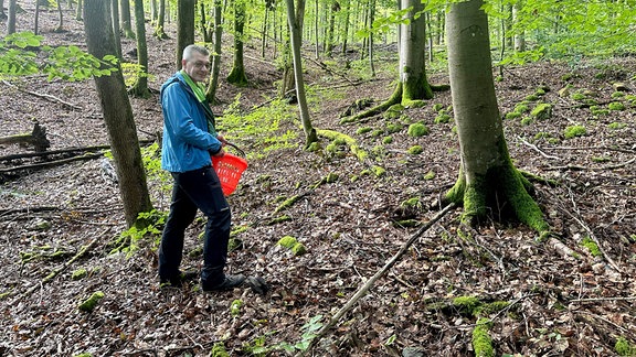 Pilz-Experte Mario Wolf im Wald auf Pilzsuche