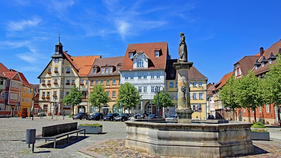 Das Schleusinger Rathaus im Sonnenschein.