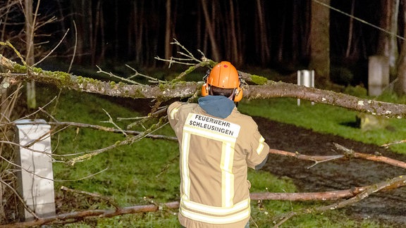 Bei Schleusingen im Landkreis Hildburghausen stürzte nach Regenfällen und Sturmböen ein Baum auf eine Stromleitung. Die Feuerwehr war im Einsatz.