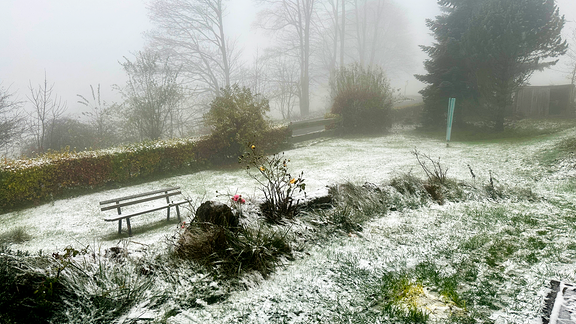 Schnee in einem Vorgarten in Schnett