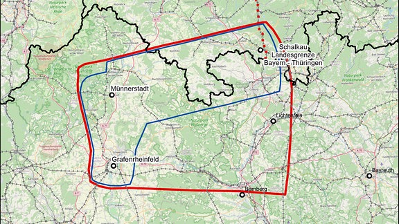 Wo soll künftig eine Starkstromtrasse zwischen Bayern und Thüringen verlaufen?`Die rot eingezeichnete Fläche möchte das Land Thüringen untersuchen lassen, die blau eingezeichnete Fläche möchte die Bundesnetzagentur untersuchen lassen.