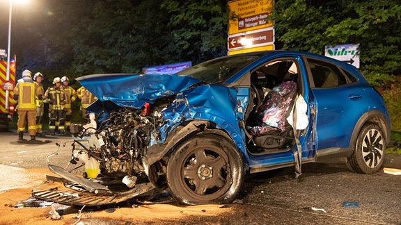 Ein Auto und ein Transporter sind kollidiert