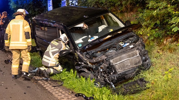 Ein Auto und ein Transporter sind kollidiert