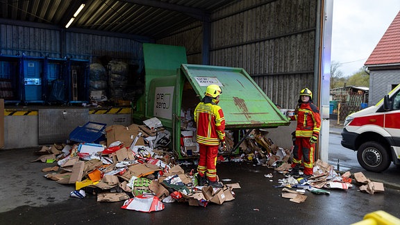 Notfalleinsatz von Rettunhssanitätern und Feuerwehrleuten an der Papierpresse