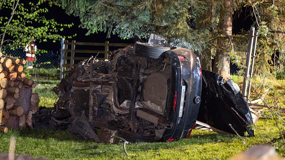 Das zerstörte Auto nach einem tödlichen Unfall