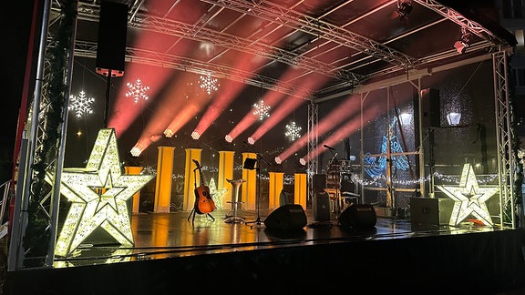 Weihnachtliche Bühne auf dem Weihnachtsmarkt in Ilmenau.