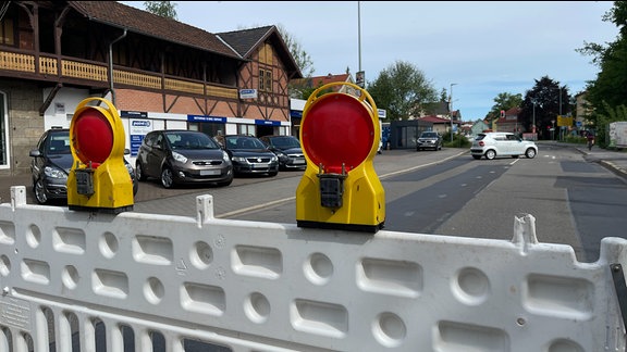 Eine Straße wird abgesperrt. In Meiningen startet eine monatelange Großbaustelle am Steinweg.