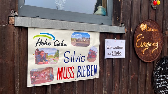 Schild: Silvio muss bleiben