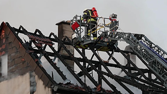 Die Feuerwehr löscht einen Dachstuhl.