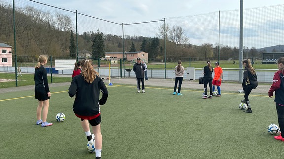 Mädchen beim Fußballtraining.