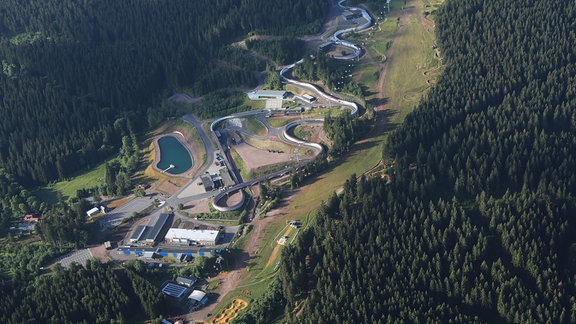 LOTTO Thüringen EISARENA Oberhof, Rennrodelbahn, rechts davon der Bikepark 