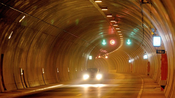 Auto im Rennsteigtunnel bei Zella-Mehlis