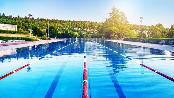 Sonne scheint auf das leere Schwimmbecken im Freibad Rohrer Stirn