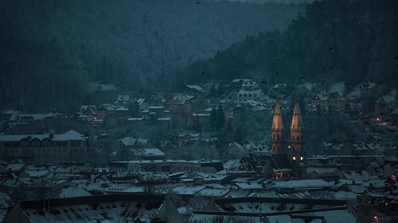 Stadtansicht Meiningen mit Stadtkirche und HELIOS Klinikum, winterlich bei Nacht