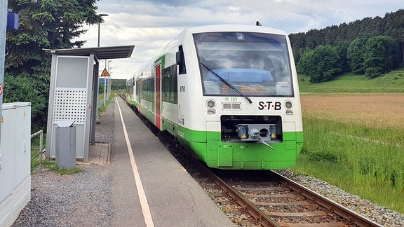 Zug steht am Haltepunkt Schwallungen