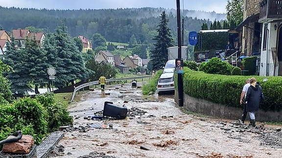 Hochwasser - eine überschwemmte Straße