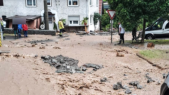 Hochwasser - eine überschwemmte Straße