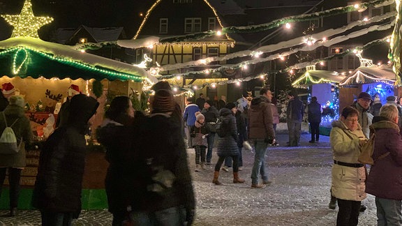 Hütten und Besucher auf dem Kugelmarkt in Lauscha