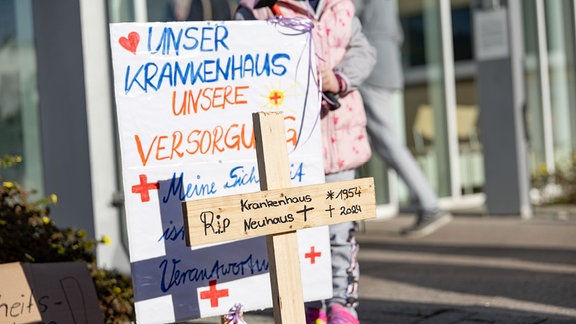 Hunderte protestierten in Neuhaus gegen die Schließung des Krankenhauses